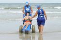 Pessoas com deficiência ou mobilidade reduzida podem usar cadeiras anfíbias no banho de mar - Foto: Aliocha Mauricio/SEDS