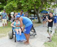 Pessoas com deficiência ou mobilidade reduzida podem usar cadeiras anfíbias no banho de mar - Foto: Aliocha Mauricio/SEDS